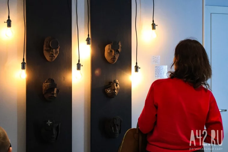 Фото: Сталь и холст: в Кемерове открылась новокузнецкая выставка «Город металла — город искусства» 50