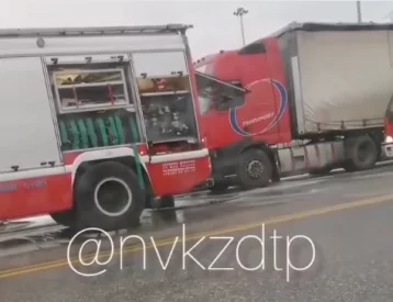Фото: В Кузбассе на дороге загорелся грузовик 1