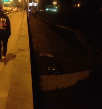 Фото: В Кемерове автомобиль снёс бетонное ограждение на мосту и вылетел вниз 1