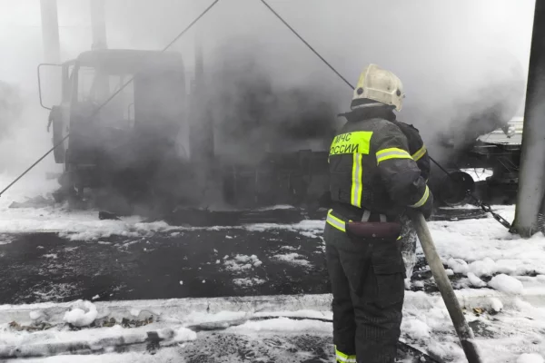 На АЗС в Челябинске загорелся бензовоз, есть пострадавший