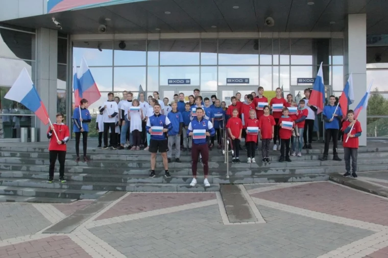 Фото: В Кемерове провели флешмоб «Под флагом России к спортивным рубежам» 1