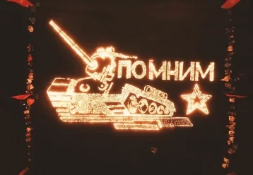 Фото: В Новокузнецке волонтёры выложили танк Т-34 из свечей 1