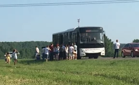 «Стоим на жаре»: на выезде из Кемерова сломался пассажирский автобус
