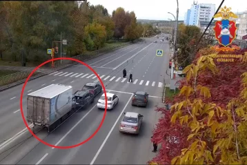 Фото: В Кемерове грузовик столкнулся с двумя иномарками, момент ДТП попал на видео 1