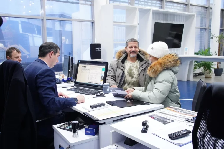 Фото: «Подарок на Новый год»: в Кузбассе 3 первые многодетные семьи получили бесплатные автомобили 4