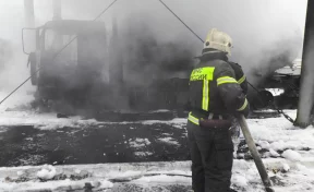 На АЗС в Челябинске загорелся бензовоз, есть пострадавший 