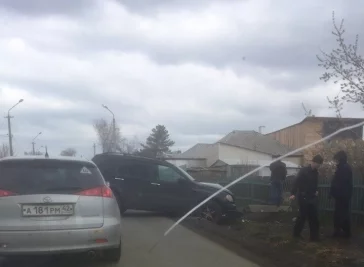 Фото: Соцсети: в Кемерове Mercedes снёс бетонное ограждение   2