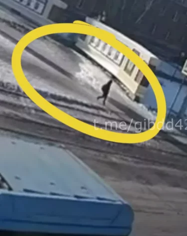 В Кемерове автобус сбил 13-летнего мальчика