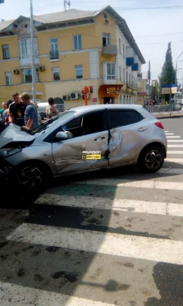 Фото: В Кемерове Mazda вылетела на пешеходный переход и врезалась в пост полиции 3