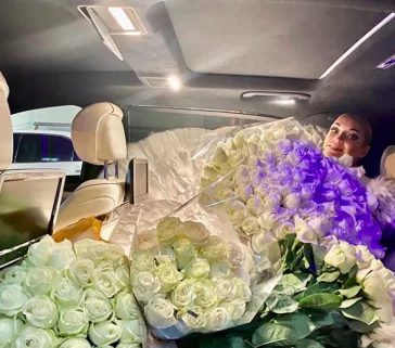 Фото: «Как на могиле»: Волочкову осудили за фото с белыми розами 1