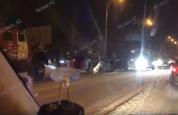 Фото: Появились фото и видео массового ДТП с пострадавшими на въезде на мост в Кемерове 1