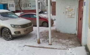 В Кемерове оштрафовали водителя, припарковавшегося возле двери подъезда