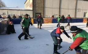 В Кемерове открыли сезон по хоккею в валенках рядом со стадионом «Химик»