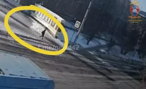 В Кемерове автобус сбил 13-летнего мальчика