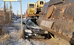 В Якутске сорвавшаяся с грузовика цистерна упала на иномарку с водителем внутри