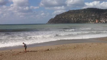Фото: На Сардинии туриста оштрафовали за пляжный песок, собранный в бутылку 1