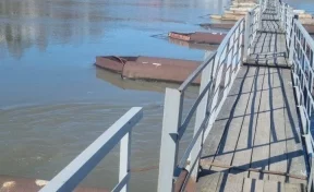 В кузбасском посёлке убрали понтонный мост из-за подъёма реки