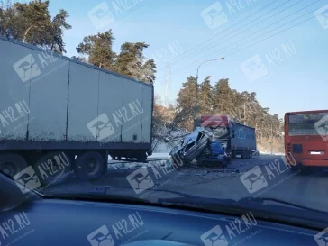 Фото: В Кемерове на Логовом шоссе легковой автомобиль расплющило в массовом ДТП 2