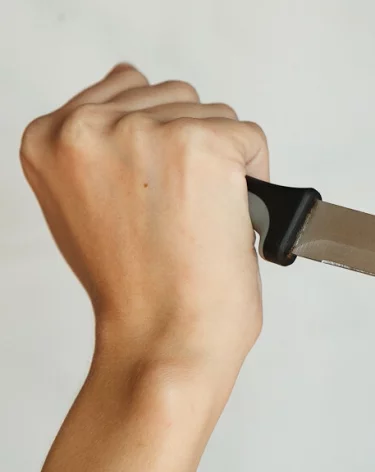 В Казани неизвестный с ножом напал на жену бизнесмена