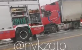 В Кузбассе на дороге загорелся грузовик