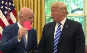 Президент ФИФА вручил Трампу красную и жёлтую карточки