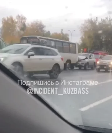 Фото: В Кемерове Land Cruiser протаранил маршрутку с пассажирами, пострадал ребёнок 1