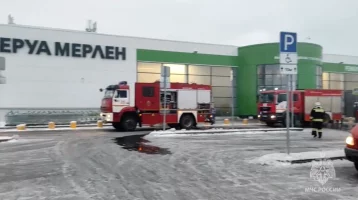 Фото: В Санкт-Петербурге горит строительный магазин «Леруа Мерлен» 1