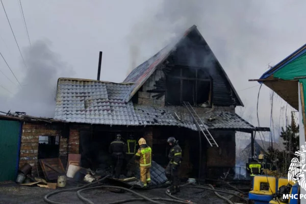 В Прокопьевске выгорел жилой дом из-за печи