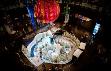 Фото: В ТЦ Дубая повесили самый большой в мире ёлочный шар 1