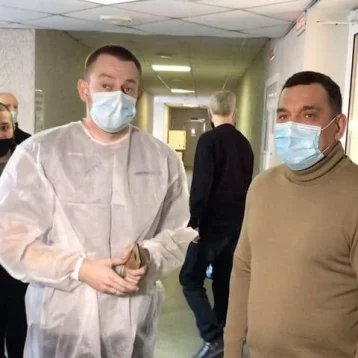 Фото: Мэр Новокузнецка проверил, как проходит вакцинация от коронавируса в поликлинике 1