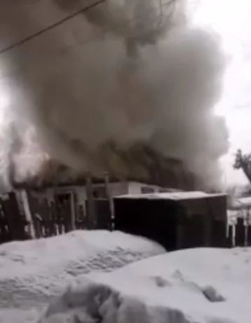 Фото: Крупный пожар в жилом доме в Кузбассе сняли на видео 1