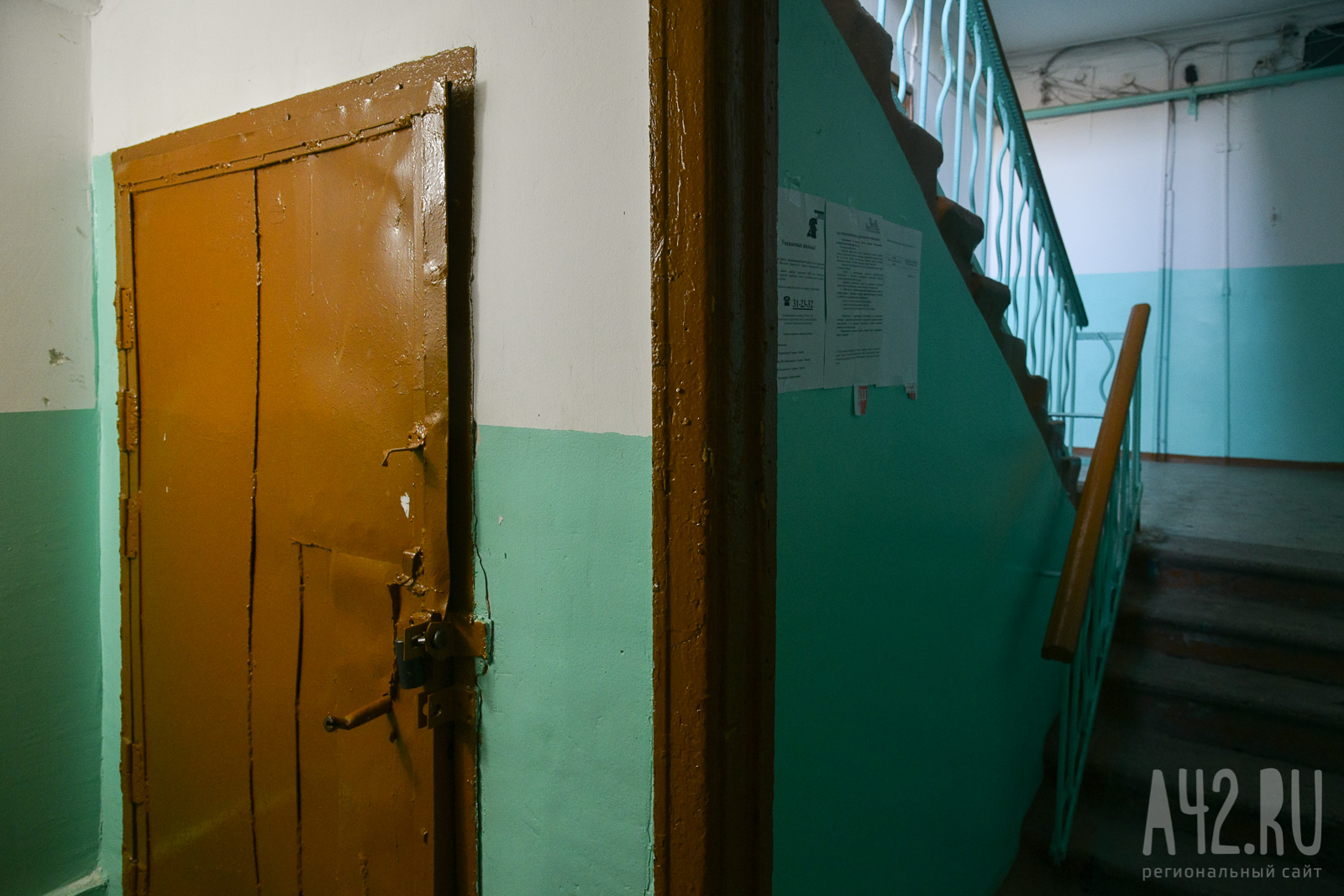 «Выйти невозможно»: кузбассовцы пожаловались на разрушенный подъезд с трещинами и сломанным домофоном