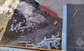 Взрывом самогонного аппарата выбило остекление в жилом доме в Сызрани