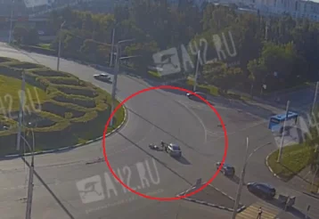 Фото: В Кемерове на бульварном кольце мотоциклиста сбил автомобиль: инцидент попал на видео 1
