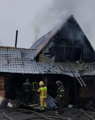 В Прокопьевске выгорел жилой дом из-за печи