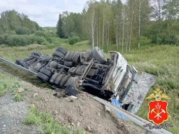 Фото: В Кузбассе на трассе Р-225 внедорожник врезался в грузовик: один человек погиб, четверо пострадали 2