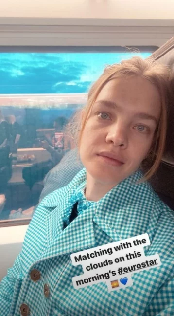 Фото: Наталья Водянова показала лицо без макияжа в поезде 1