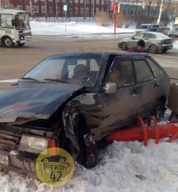 Фото: Водитель ВАЗа в Кемерове снёс светофор 3