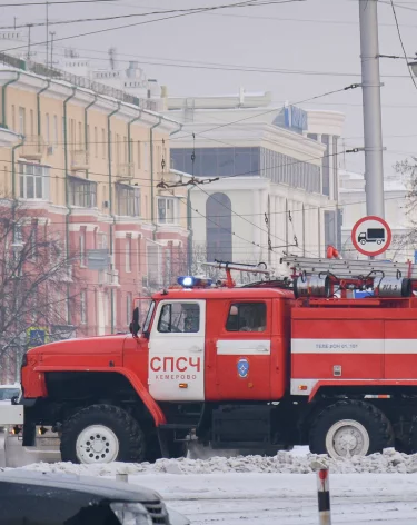 Легковушка вспыхнула на дороге в Заводском районе Кемерова