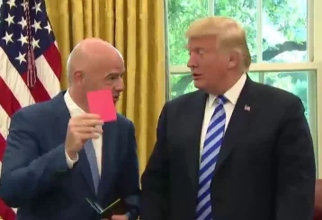 Фото: Президент ФИФА вручил Трампу красную и жёлтую карточки 1
