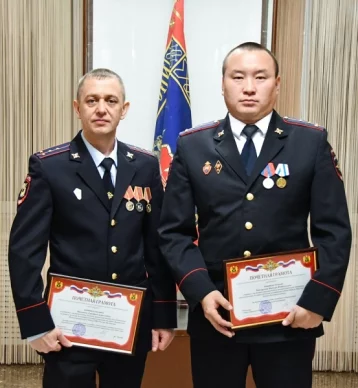 Фото: В Кузбассе наградили двух отличившихся полицейских 1