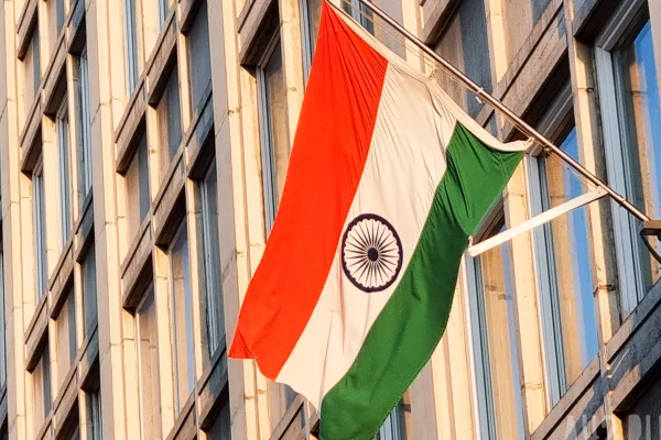 Жившая в пещере с 2 детьми россиянка вернулась из Индии