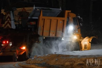 Фото: Город засыпает: как по ночам чистят улицы от снега 5