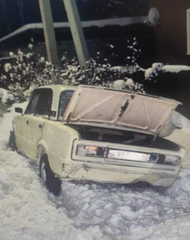 В Кузбассе 16-летний подросток за рулём автомобиля гонял по улицам и въехал в чужой двор