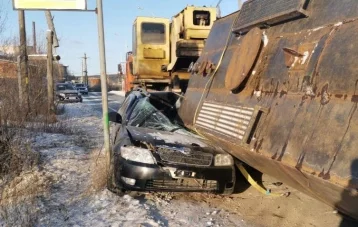 Фото: В Якутске сорвавшаяся с грузовика цистерна упала на иномарку с водителем внутри 1