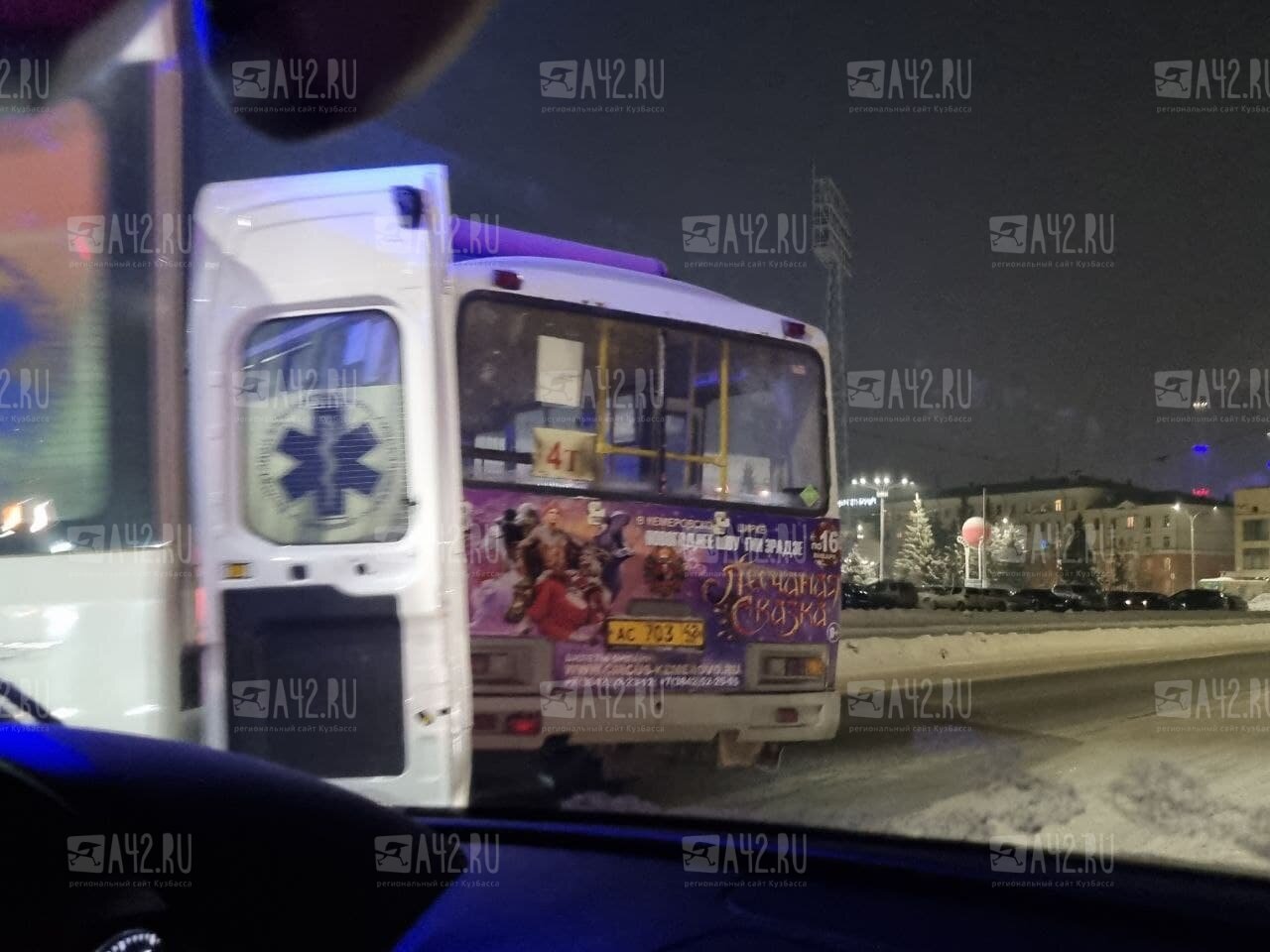 Очевидцы: в Кемерове маршрутку развернуло на дороге и вынесло на трамвайные пути