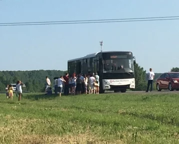 Фото: «Стоим на жаре»: на выезде из Кемерова сломался пассажирский автобус 1