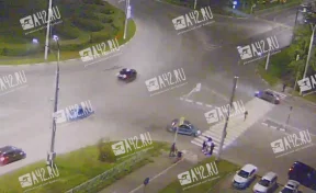 В Кемерове водитель Lexus устроил разборки с девочками на самокатах: инцидент попал на видео