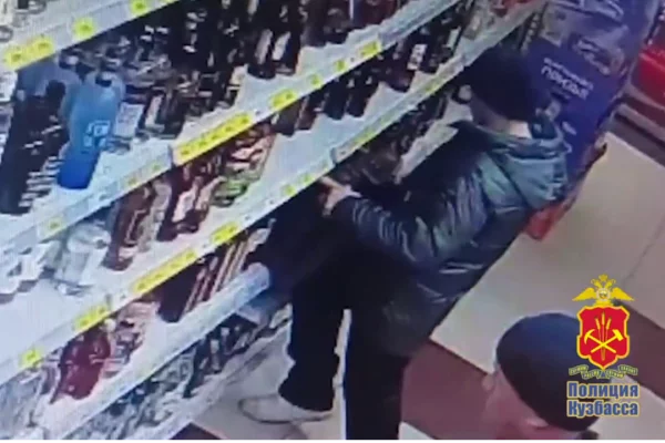 В Кемерове у магазинного вора из чемодана выпали 5 бутылок коньяка и разбились