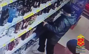 В Кемерове у магазинного вора из чемодана выпали 5 бутылок коньяка и разбились